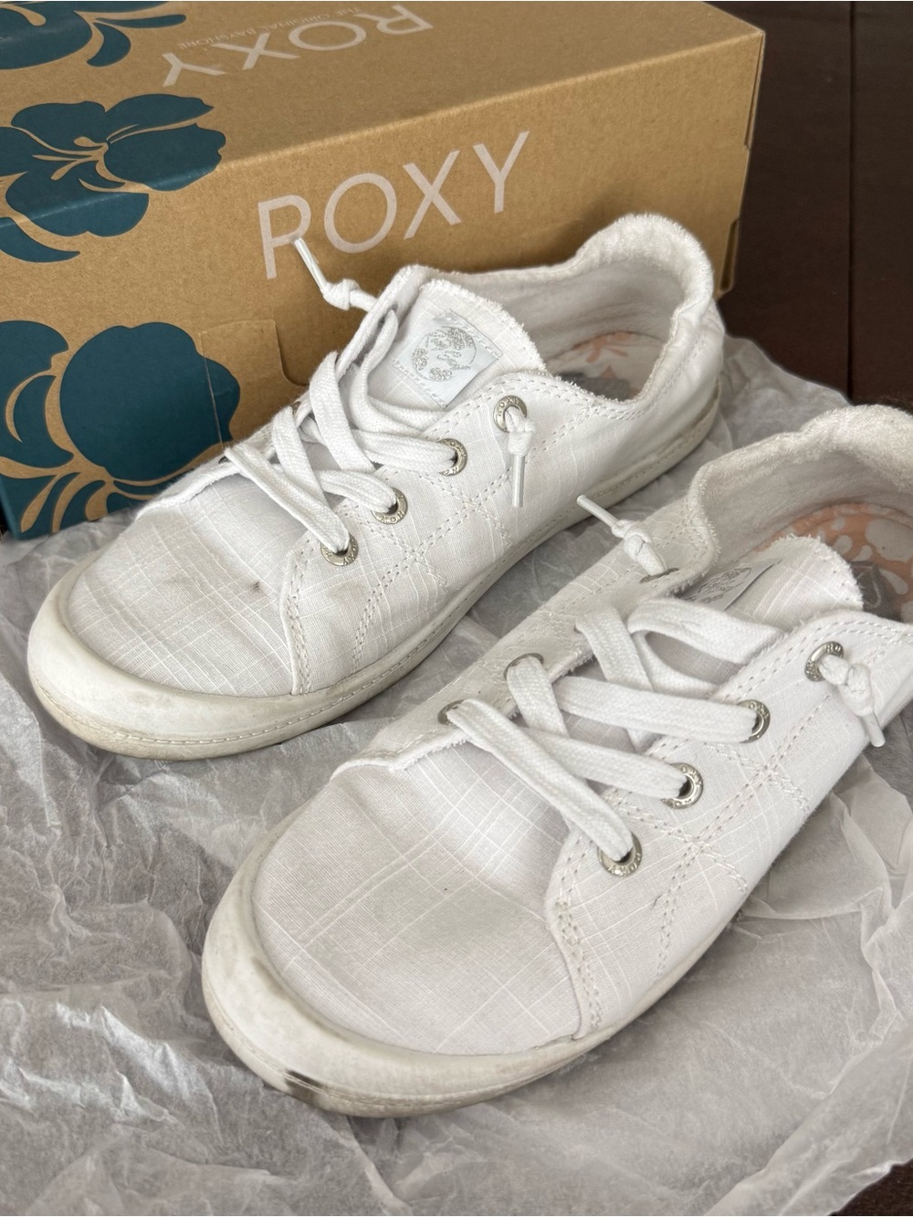 Roxy White Low-Top Canvas Lace-Up Sneakers